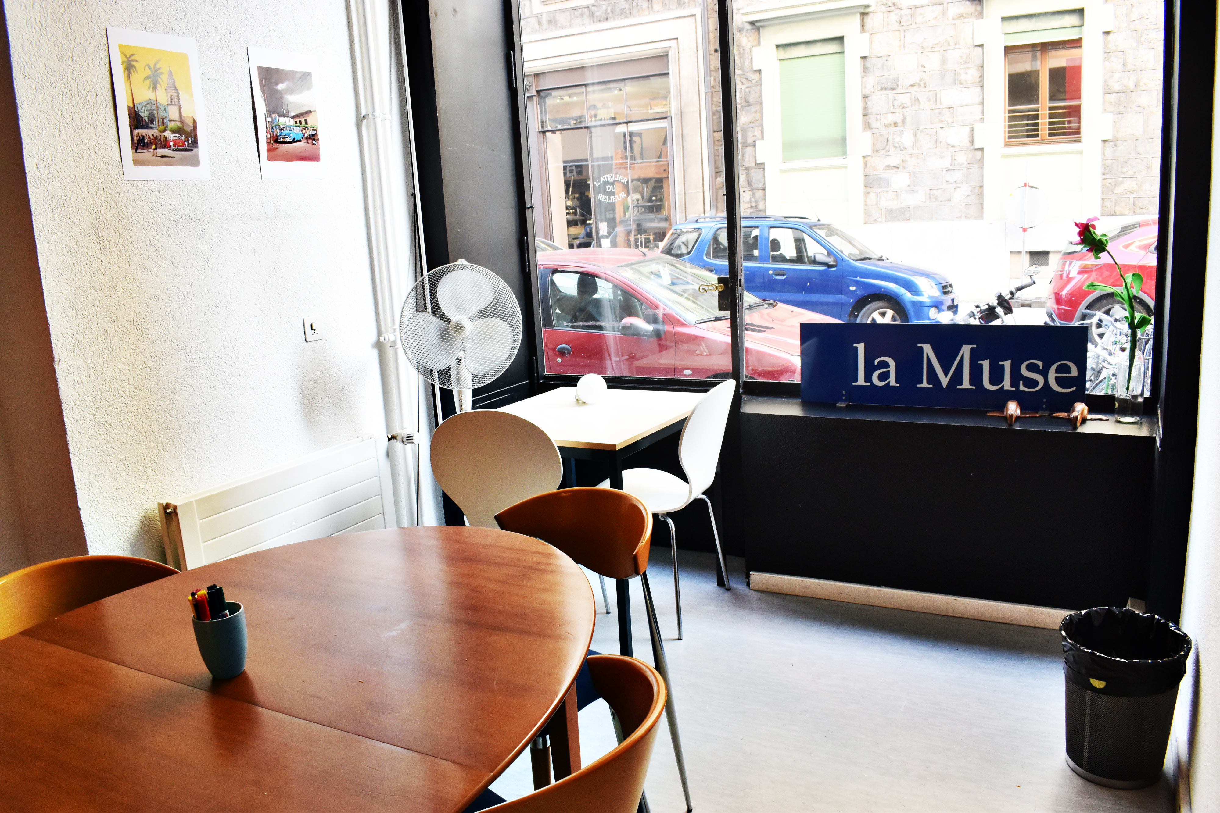 Salle de réunion de la muse bouge. Vue donnant sur la rue.