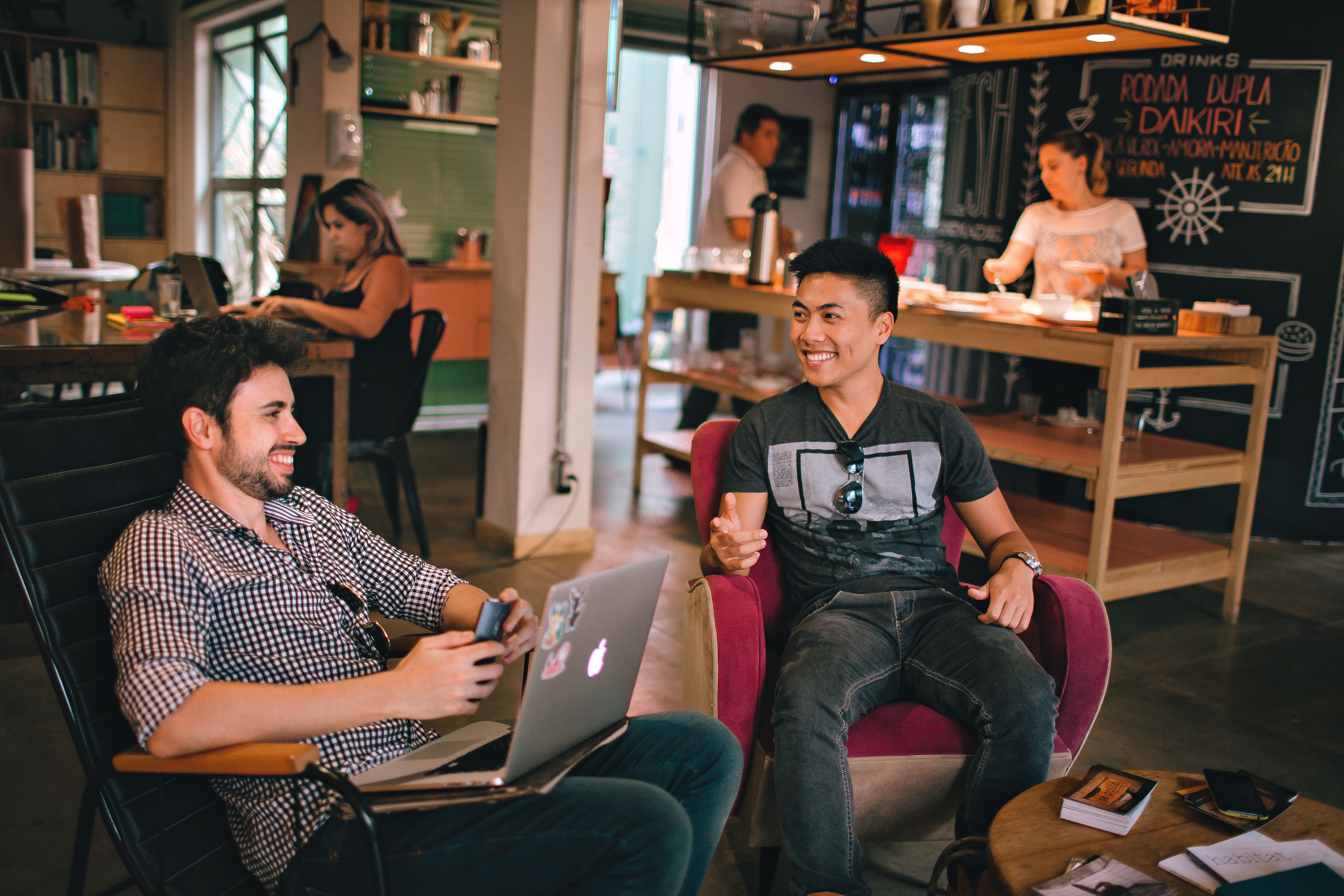 Deux coworker discute dans l’espace de coworking